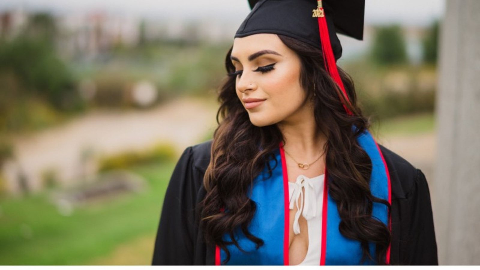 Graduation Photo Ideas and Tips